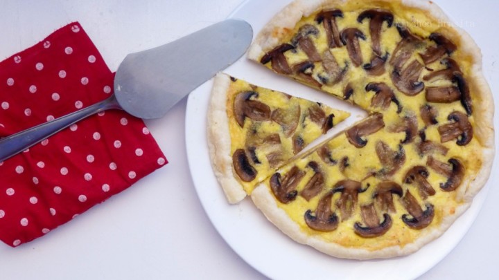 Torta salata con funghi champignon