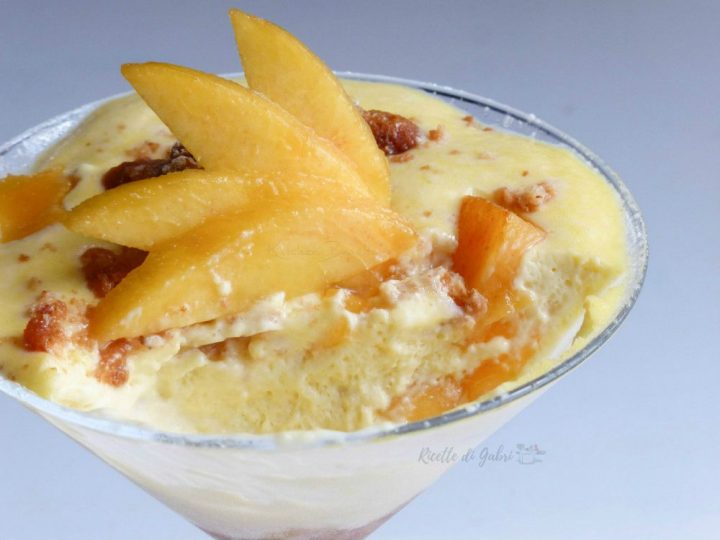 dolce coppa mascarpone e pesche fresche
