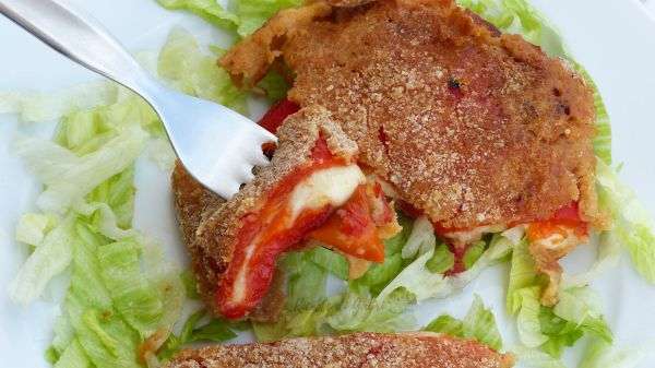 cotoletta vegetariana di peperoni farciti al forno