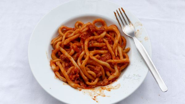ragu di salsiccia pici toscani ricetta facile pasta