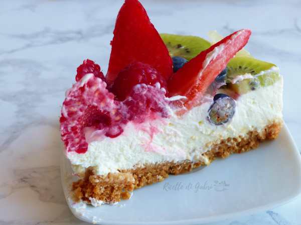 torta yogurt e frutta fresca senza cottura