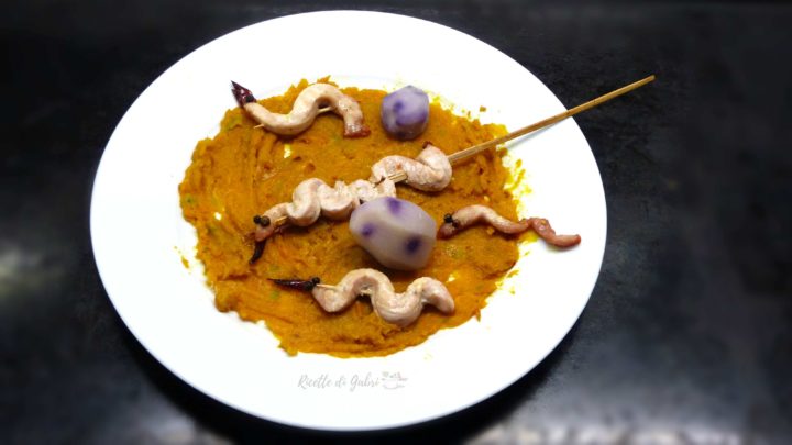 spiedini di petto di pollo a forma di serpente serpentelli di halloween, ricetta facile per bambini cobras