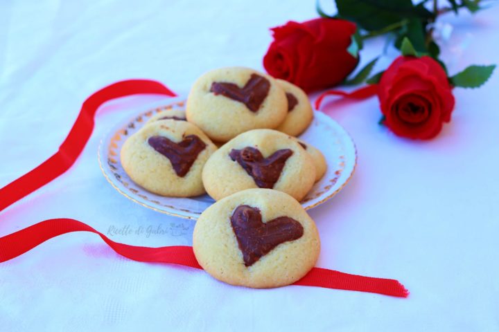 biscotti di pasta frolla con cuore alla nutella ricetta facile veloce senza stampo