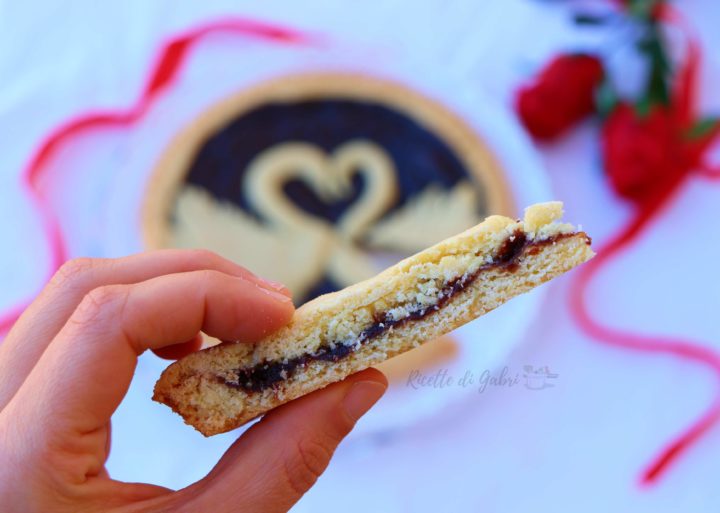crostata di marmellata per san valentino ricetta facile torta cuore senza stampo con cigni di pasta frolla 