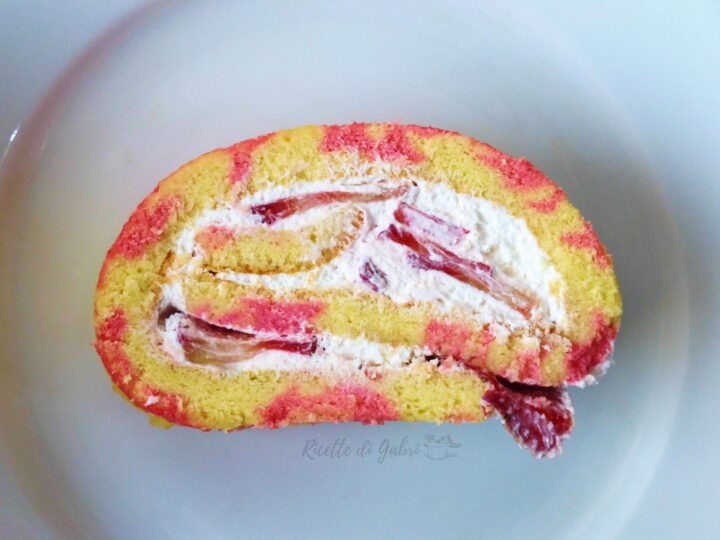 rotolo soffice alle fragole con panna ricetta facile veloce di gabri