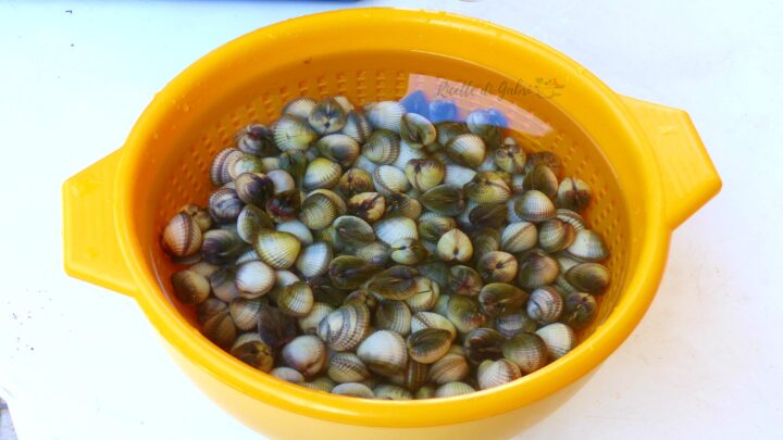 pasta con le vongole spurgare arselle ricetta spaghetti ai frutti di mare facile veloce di gabri