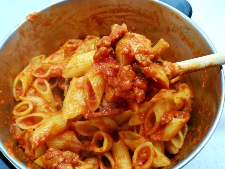pasta goduriosa funghi e salsiccia facile e veloce