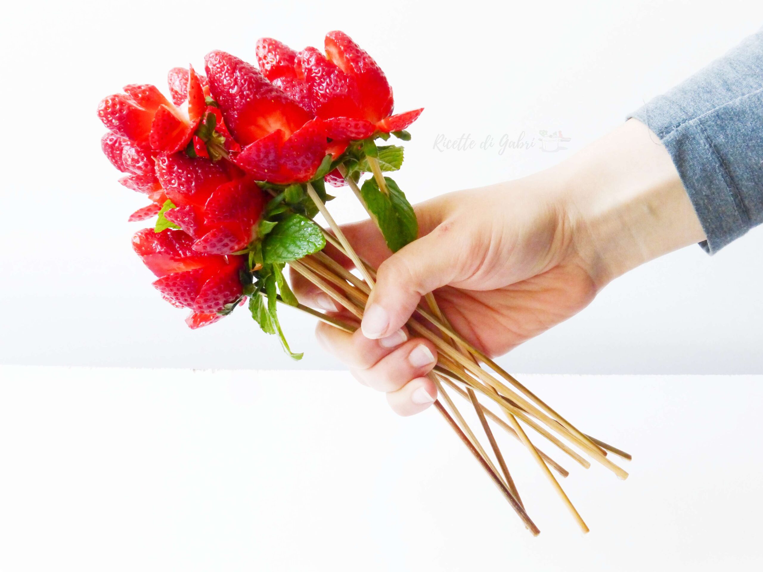 come fare le rose di fragole decorazione facile fragole festa mamma san valentino idee