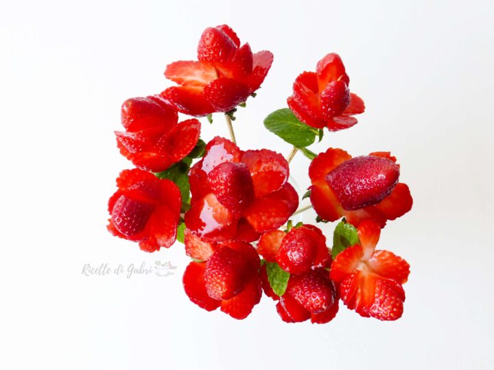 mazzo rose rosse di fragole, fragole a forma di rosa idee dolci festa