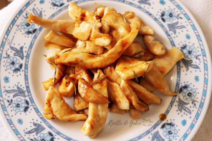 straccetti di petto di pollo al limone con miele e rosmarino in padella ricetta secondo sfizioso veloce gabri