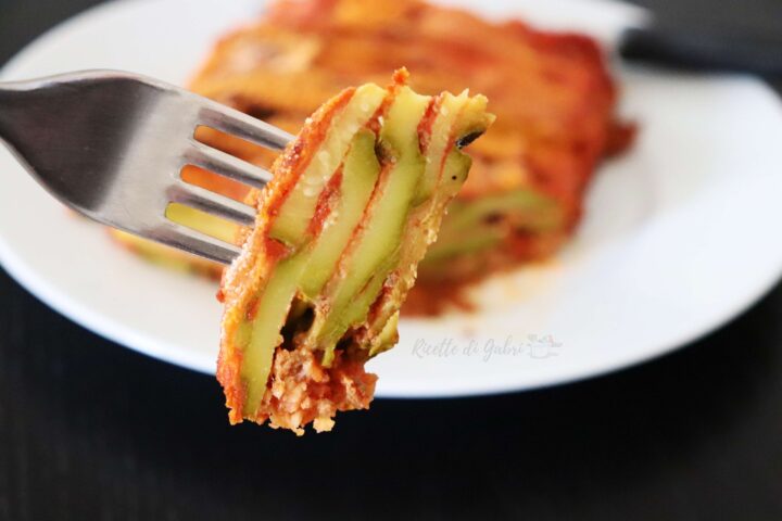 parmigiana di zucchine al ragù tutto a crudo ricetta facile di gabri