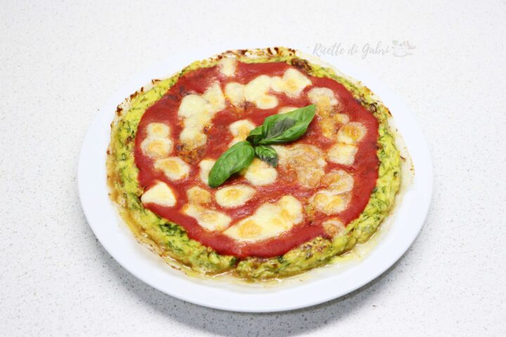 pizza di zucchine senza impasto ricetta light facile veloce estiva