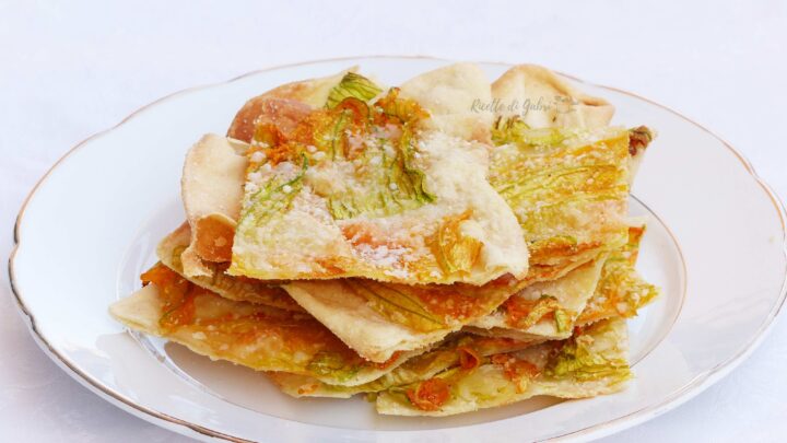 pizza croccante con fiori di zucca senza lievito ricetta facile veloce di gabri