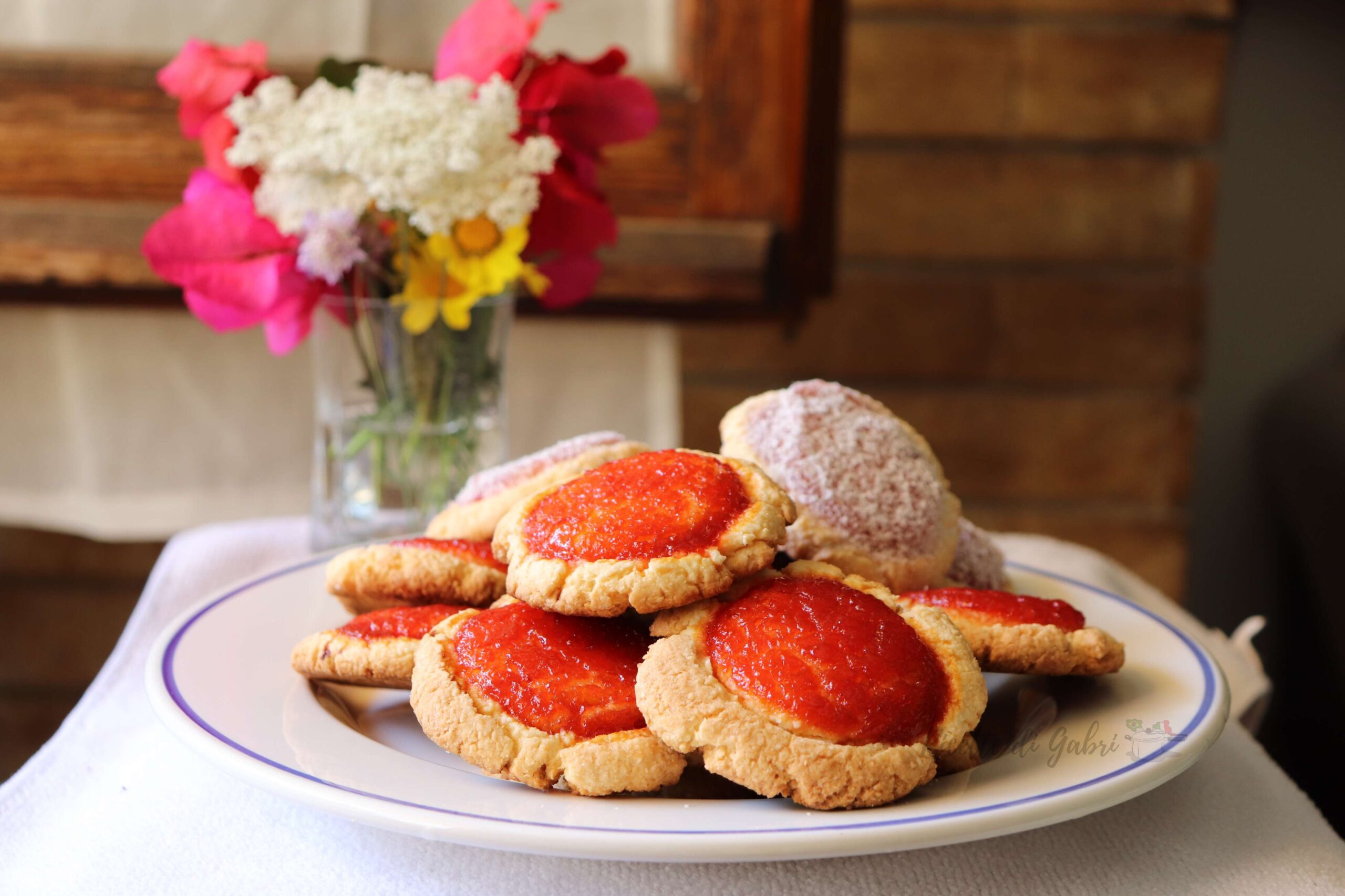 biscotti di pasta frolla al cocco con marmellata ricetta facile friabili veloci pasticcini te merenda colazione gabri