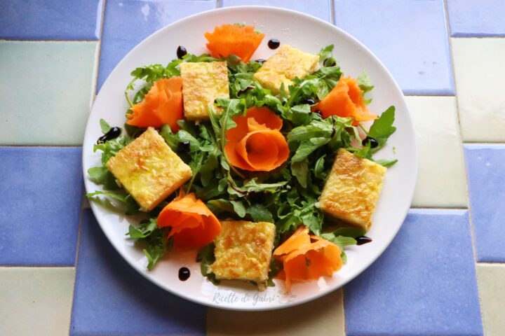 frittata con avanzi di riso e insalata di rucola e carote ricetta facile veloce salvacena di gabri