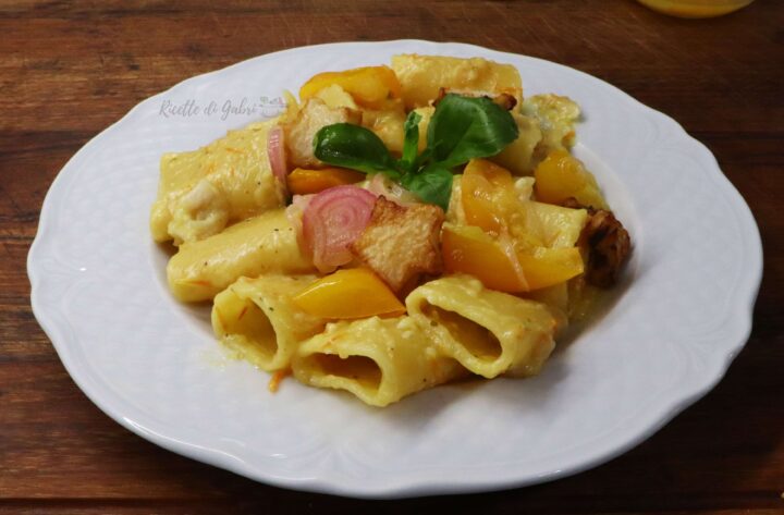 pasta con melanzane pomodorini gialli e pecorino ricetta stellata facile veloce di gabri