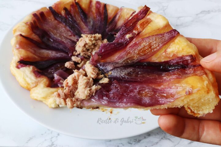 ricetta torta tonno e cipolle caramellate pasta sfoglia tartetatin salata di gabri con cipolle fiore 