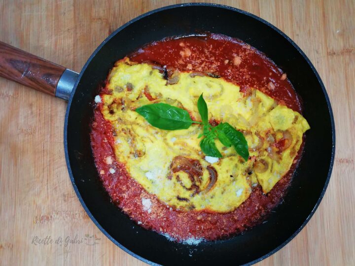 ricetta frittata di cipolle al pomodoro cena veloce senza carne