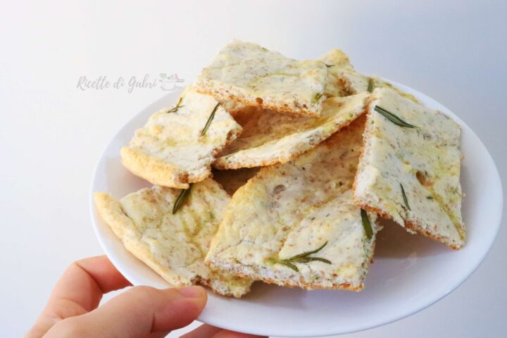 ricetta pizza focaccia scrocchiarella senza lievito con albumi proteica facile veloce di gabri