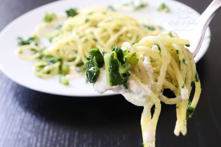 spaghetti aglio e olio con foglie di broccoli cavolfiore ricetta facile e veloce di gabri anti spreco