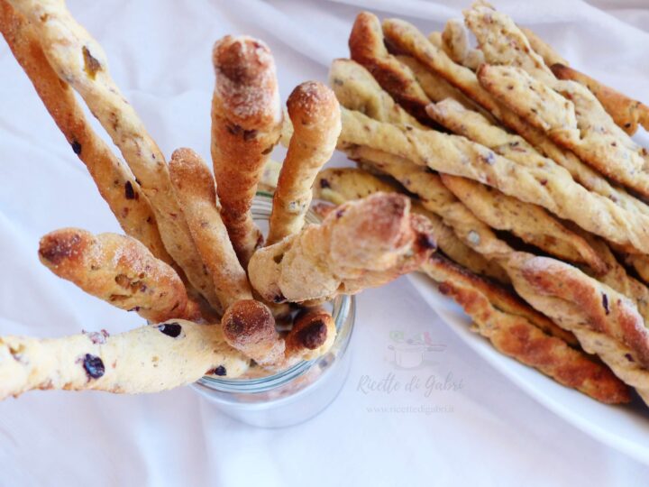 ricetta grissini alle olive fatti in casa gabri con siero di ricotta impasto