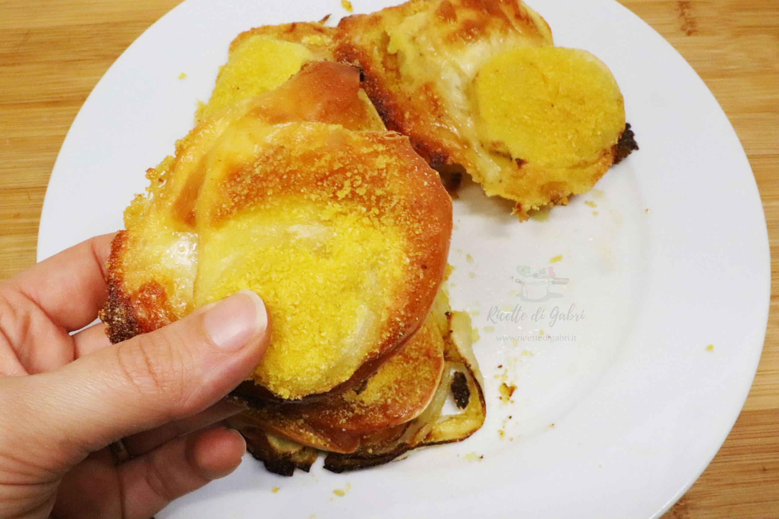 ricetta patate al forno con cipolle e scamorza patate alla maialona ricetta economica di gabri piatto unico