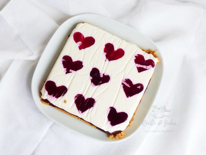torta fredda senza cottura con cuore di frutti di bosco ricetta facile crostata panna cotta di gabri festa della mamma san valentino dolce romantico veloce