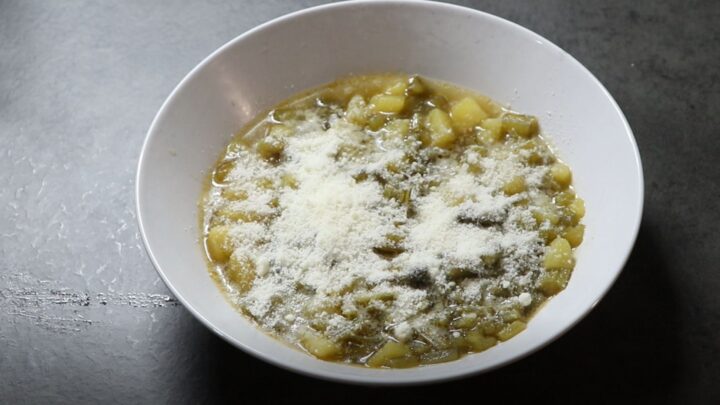 zuppa-minestra di patate con coste gambi di bietola bieta rossa ricette facile antispreco