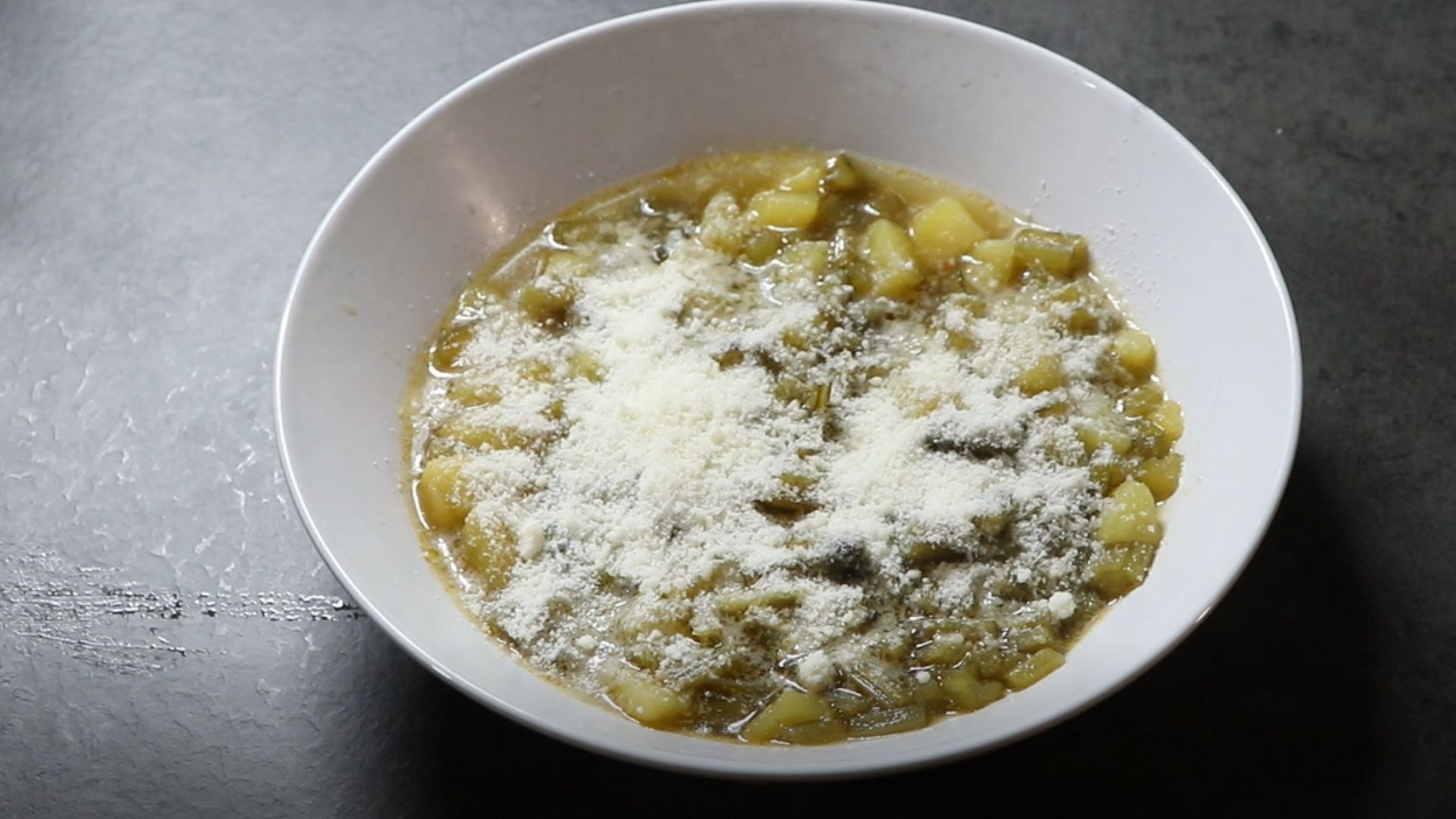 zuppa-minestra di patate con coste gambi di bietola bieta rossa ricette facile antispreco