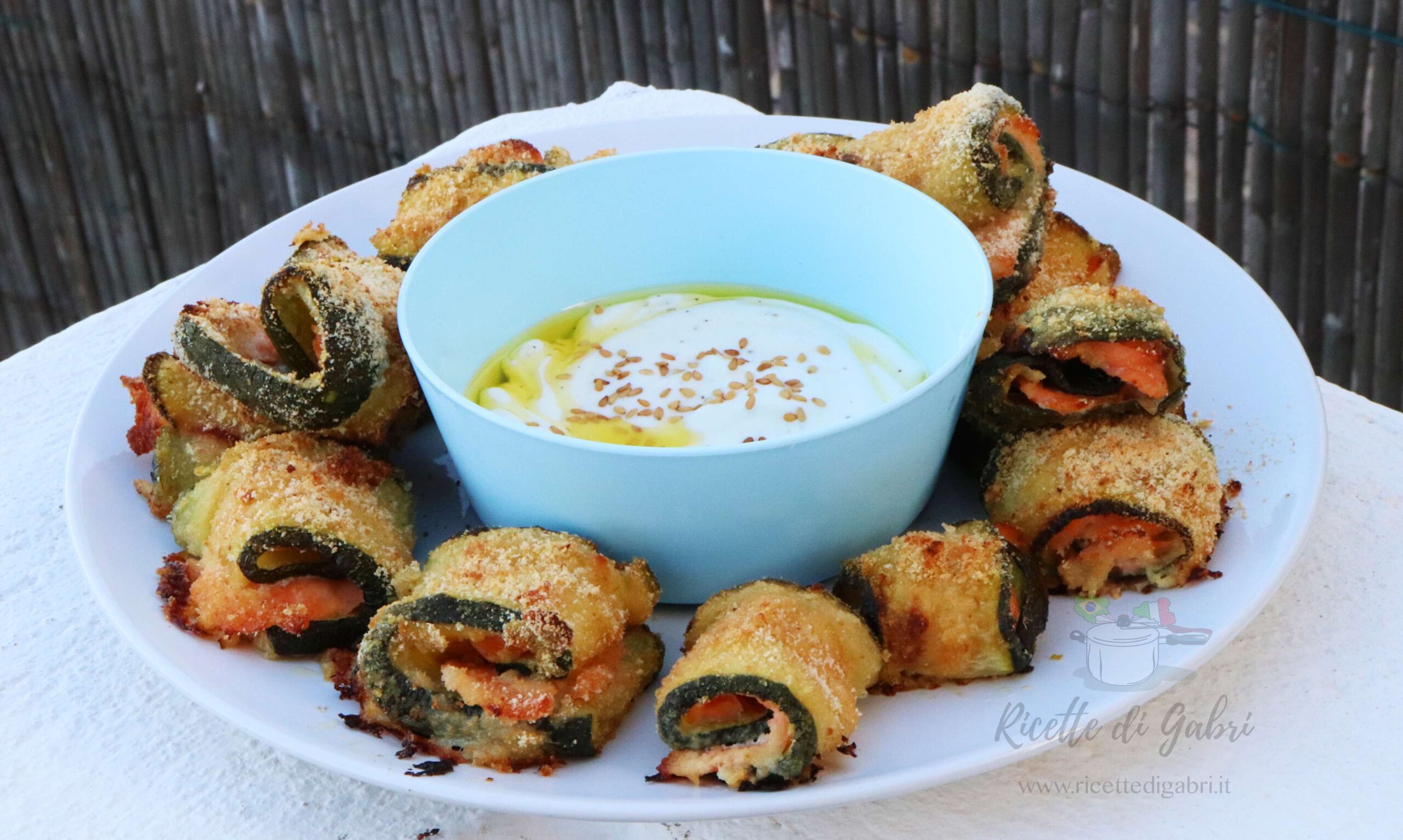 involtini di zucchine e salmone al forno ricetta facile leggera dieta con salsa allo yogurt