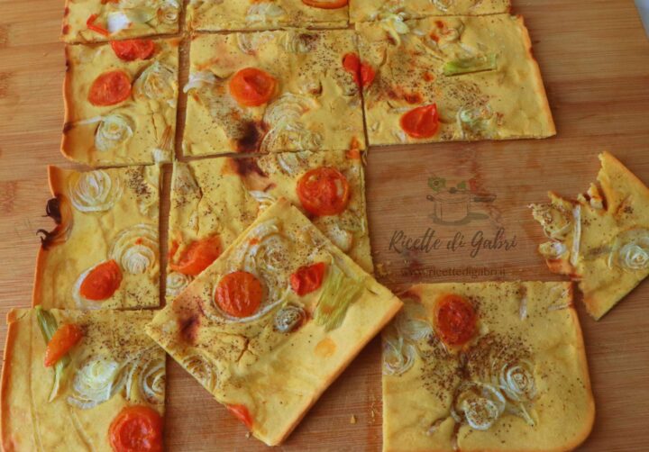 ricetta schiacciata ceci farina facile veloce gabri con pomodorini e cipolle