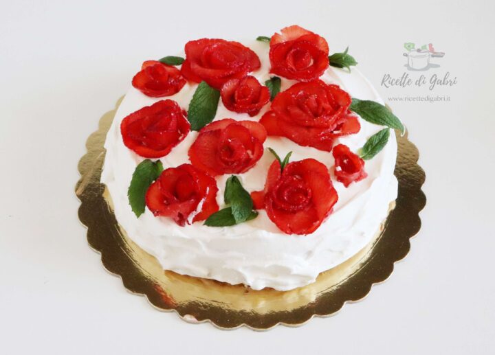 torta di compleanno cotta in padella torta in padella soffice con rose fragole e crema gabri