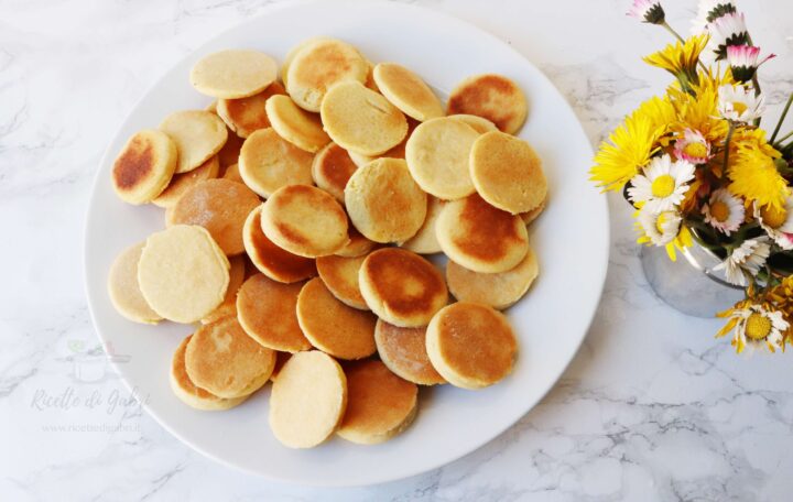 biscotti semplici cotti in padella frollini in padella ricetta baci di dama biscotti facili e veloci cotti in padella farciti con nutella crema mou o marmellata gabri