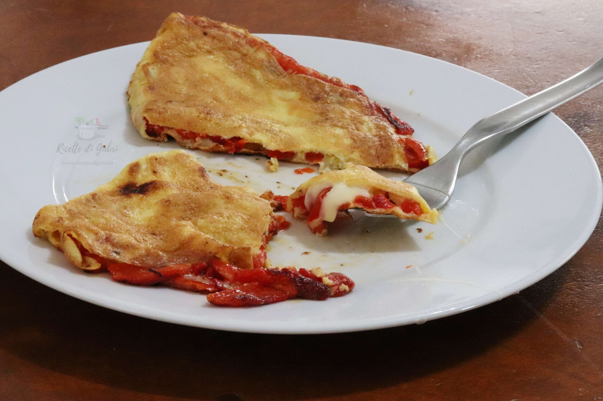 frittata ripiena peperoni e formaggio salvacena ricetta veloce