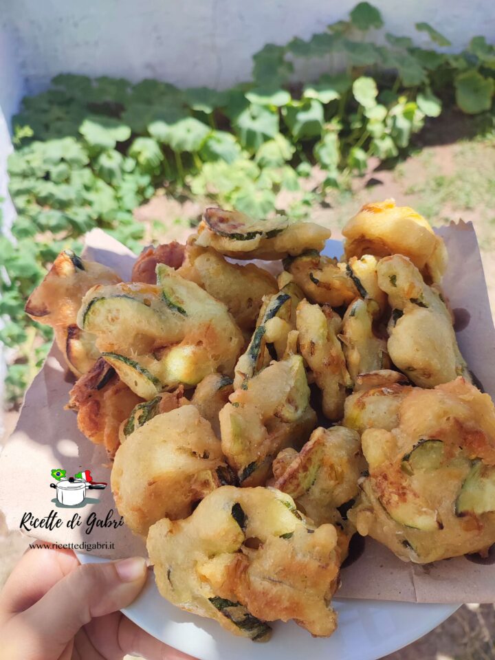 frittelle di zucchine senza uova croccanti fuori e morbide dentro ricetta facile gabri