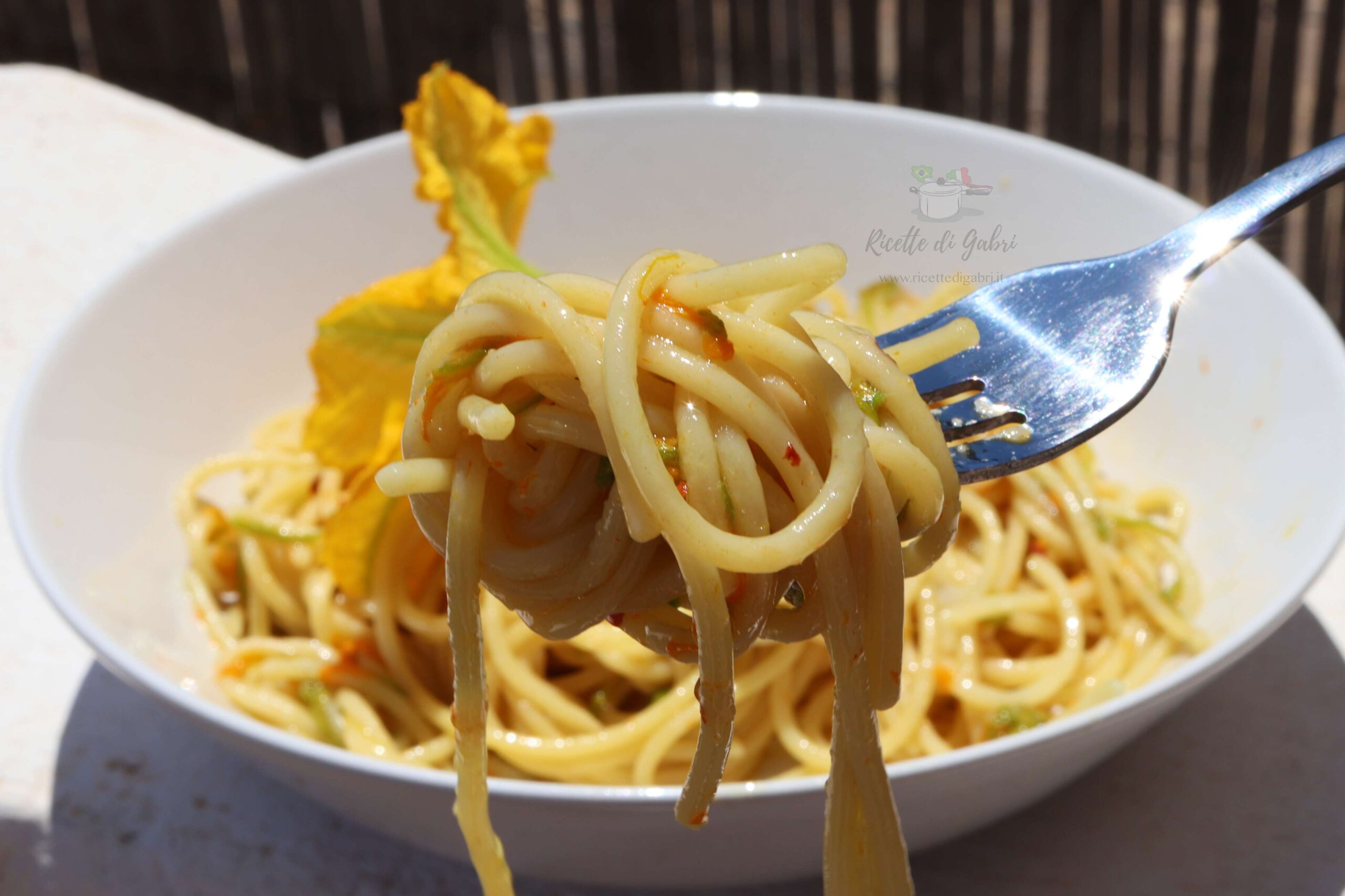 pasta con fiori di zucca ricetta facile veloce gabri spaghetti aglio olio e fiori