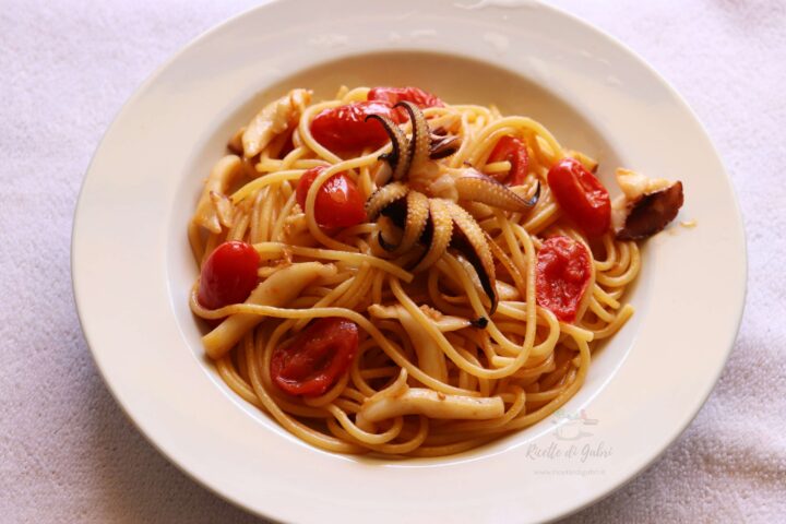 pasta spaghetti con seppie e pomodorini primo piatto di mare facile semplice