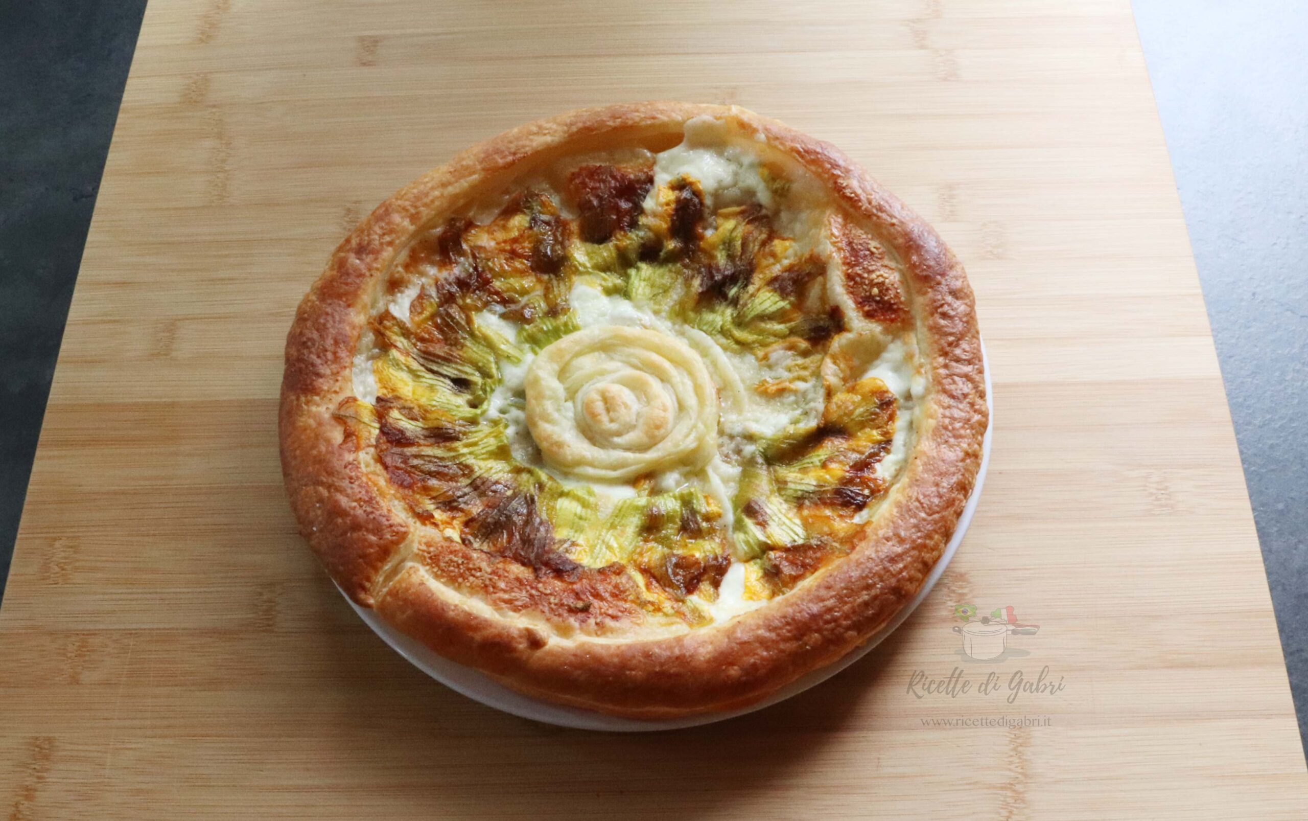 torta salata di pasta sfoglia con fiori di zucca e mozzarella
