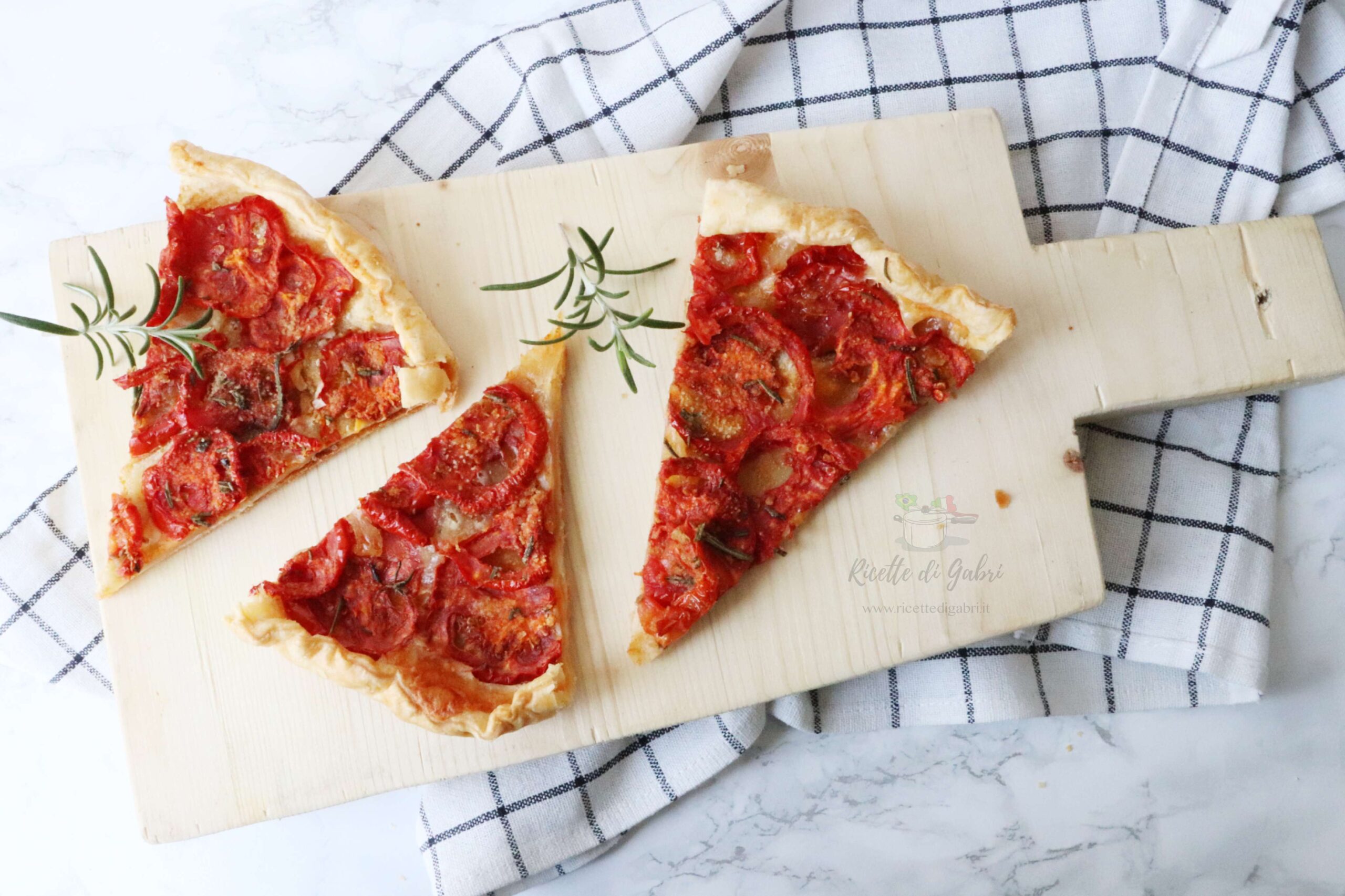 torta salata di pasta sfoglia con pomodori e mozzarella ricetta facile gabri
