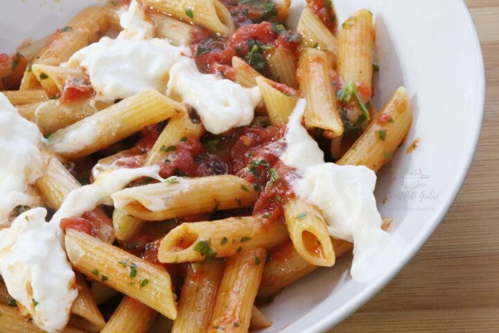 pasta all'arrabbiata con stracciatella pasta del lunedi ricetta di gabri facile veloce sfiziosa
