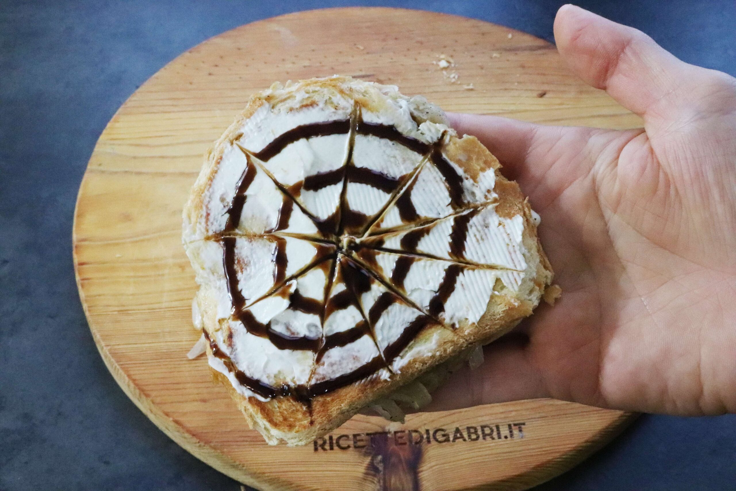 pane e cipolla panino di halloween decorato con ragnatela all aceto balsamico ricetta facile di gabri