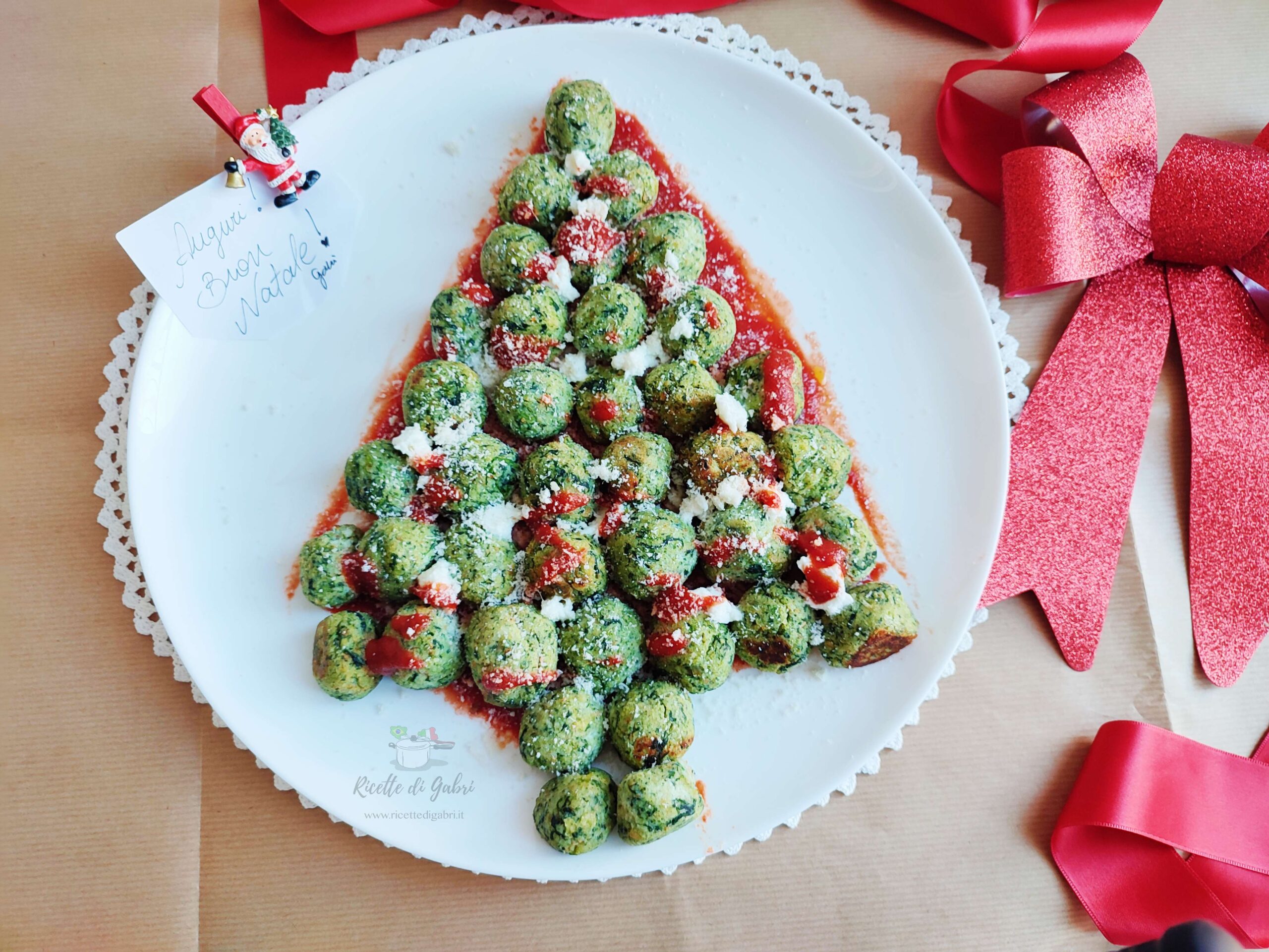 albero di natale di polpette di pane con ricotta e ortica idea veloce natale ricetta economica con pane raffermo gabri