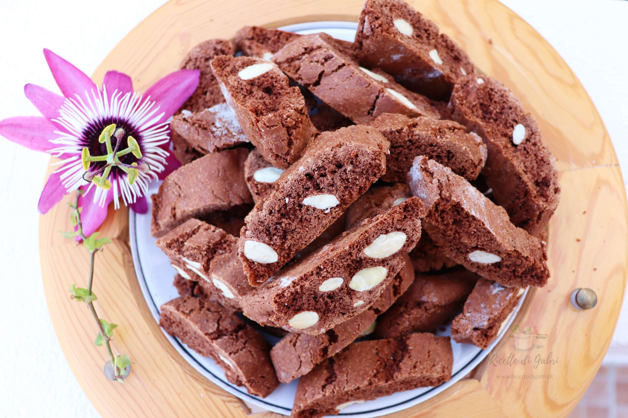 ricetta cantucci al cioccolato e mandorle biscotti di natale al cioccolato da regalare ricetta facile tozzetti di gabri
