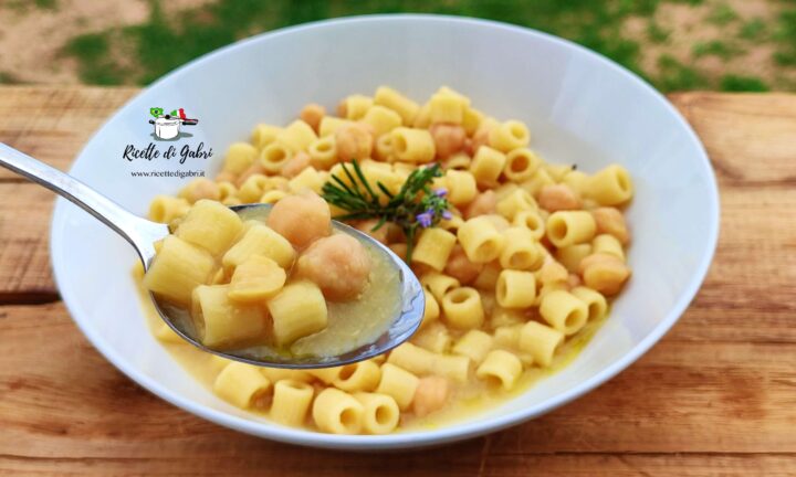 pasta e ceci cremosa ricetta facile veloce tradizionale romana