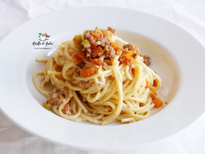 ricetta oasta panna e salsicce spaghetti gabri facile veloce
