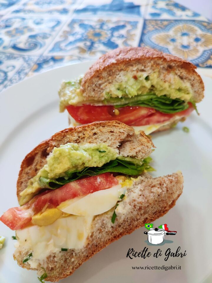 panino integrale con avocado e uova