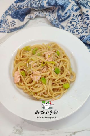 pasta spaghetti porro e salmone senza panna