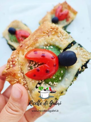 torta salata di pasta sfoglia con spinaci e coccinelle di pomodorini ricetta facile buffet bambini