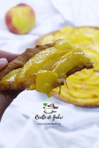 crostata alle pesche di gabri dolce facile e veloce con frutta fresca senza burro e senza uova 