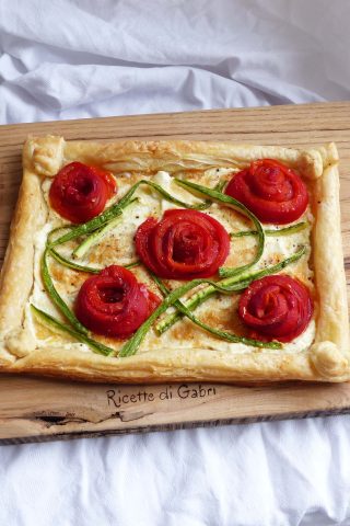 ricetta torta salata pasta sfoglia rose di peperoni ricotta e zucchine gabri antipasto aperitivo idee